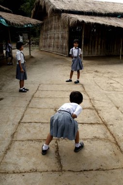 2003 yılında genç aktivistler tarafından Chakma Kabilesi çocuklarını eğitmek için kurulan Sneha Okulu; Diyun; Arunachal Pradesh; Hindistan