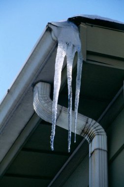 Evin çatısında buz saçakları var. 