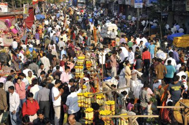 Hindistan 'ın Mumbai maharashtra pazarındaki insanlar diwali için alışveriş yapıyorlar. 