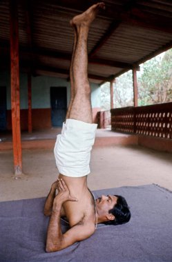Hint Adam Yoga Uygulaması, Sarvang Asana, Hindistan 