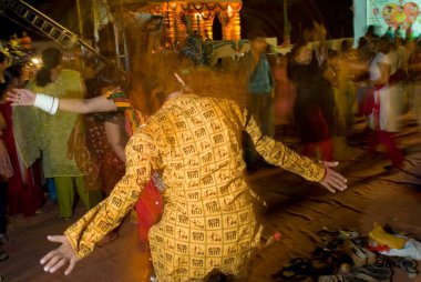 Navaratri, Borivali, Bombay Mumbai, Maharashtra, Hindistan festivalinde garba çalan kabile motifli Kurta giyen adam 