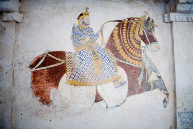 Rich Palace Oteli 'nde, Delwara Köyü' nde, Udaipur 'da, Rajasthan' da, Hindistan 'da at süren kralın duvar resmi.