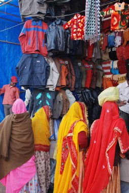 Kumaş dükkanındaki kadınlar; Puşkar Fuarı; Rajasthan; Hindistan
