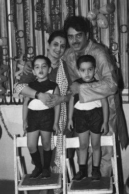 Hint eski klasik 1980 'ler siyah-beyaz Bollywood sinema aktörü, Hindistan, Shatrughan Sinha, aile, Hintli aktör, Hintli politikacı, Parlamento Üyesi 
