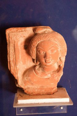 Gujri Mahal Müzesi 'ndeki Nayika heykeli, Gwalior, Madhya Pradesh, Hindistan.