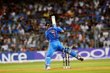 Hint kaptanı M S Dhoni, Hindistan ile Sri Lanka arasındaki 2011 ICC Dünya Kupası finalinde 2 Nisan 2011 'de Mumbai Hindistan' daki Wankhede Stadyumu 'nda atış yaptı.