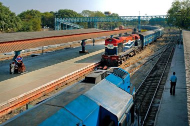 Rajkot tren istasyonunda dizel lokomotif treni, Gujarat, Hindistan 