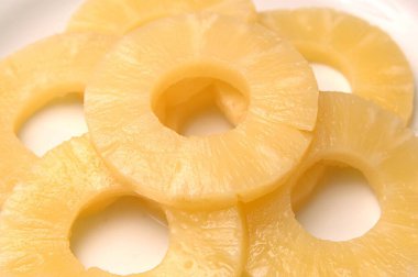Yiyecek meyvesi, ince paketlenmiş ananas dilimleri.