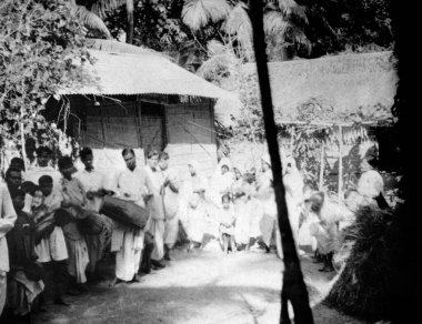 1947 Noakhali yürüyüşü sırasında Mahatma Gandi 'nin kulübesinde insanlar ona eşlik etmek için bekliyordu. 
