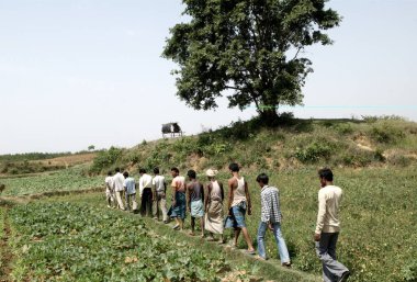 Kırsalda yürüyen adamlar, Ngo Ramkrishna Sarada Matematik ve Missan, Hazaribagh, Jharkhand, Hindistan 
