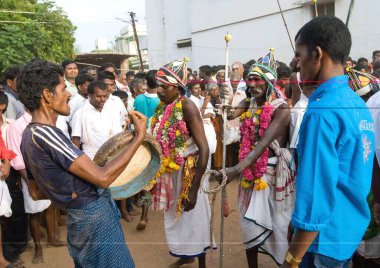 Samiyadi tanrı adam Puravi eduppu festivali sırasında Venthanpatti, Pudukottai, Tamil Nadu, Hindistan  