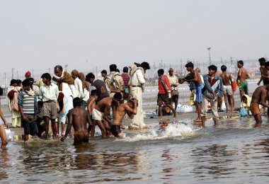 Seyyahlar, Allahabad, Uttar Pradesh, Hindistan 'daki dünyanın en büyük dini festivallerinden Ardh Kumbh Mela' da kutsal bir dalış yapmak için Ganj, Yamuna ve Saraswati nehirlerinin birleştiği yerde toplandılar. 