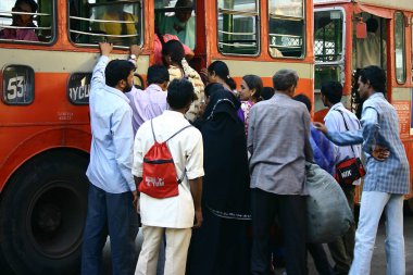 En iyi otobüs araçları, en iyi otobüse binmeye çalışan insanlar, Bombay Mumbai, Maharashtra, Hindistan 