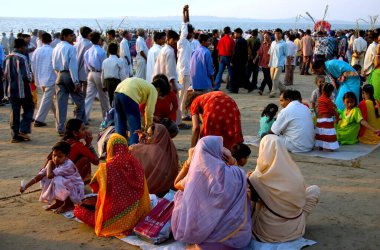 Chhatha Pooja puja, Juhu Sea plajı, Bombay Mumbai, Maharashtra, Hindistan 