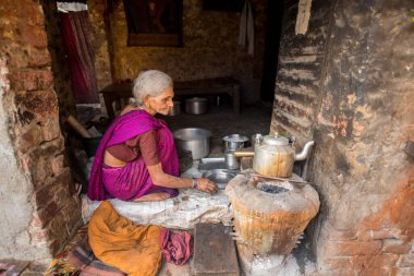 Yaşlı kadın çay satıcısı, Varanasi, Banaras, Benaras, Kashi, Uttar Pradesh, Hindistan 