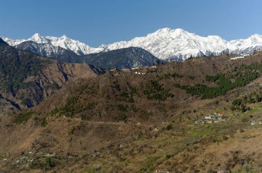 Himachal Pradesh Asya 'da, Sarahan yakınlarında kar tepeli dağlar.