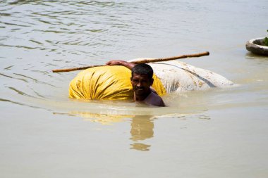 2008 yılında büyük oranda yoksulluk sınırının altında acı çeken Kosi nehri seli Purniya ilçesinde, Bihar 'da, Hindistan' da,