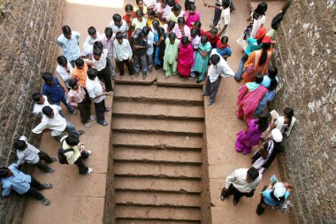 Panhala Kalesi 'nde turist; Kolhapur; Maharashtra; Hindistan