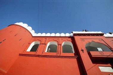 Anandgarh kalelerinin tepesindekiler Anandpur Sahib Rupnagar, Punjab, Hindistan 'daki Hola Mohalla kutlamaları sırasında 