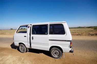 Yol kenarına park edilmiş beyaz bir maruti minibüsü, Kutch, Gujarat, Hindistan 