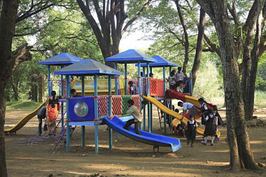 Sanjay Gandhi Milli Parkı 'nda park yapan çocuklar; Borivali; Bombay Mumbai; Maharashtra; Hindistan
