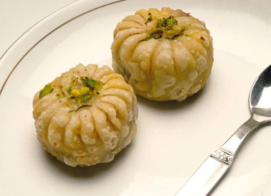 Tavapuri kaşıkla servis edilir.