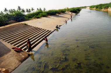 İnsan yapımı kanal, Hindistan 'ın Andhra Pradesh kentindeki çiftçilikte kullanılmak üzere suyla doludur. 