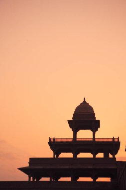 Fatehpur Sikri 'deki Panch Mahal' de gün doğumu 16. yüzyılın ikinci yarısında yapılmış kırmızı kumtaşından; Babür imparatorluğunun başkenti Agra; Uttar Pradesh; Hindistan UNESCO Dünya Mirası