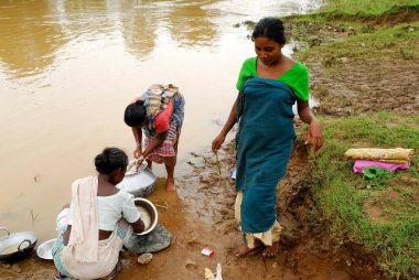 Nehir kenarındaki Ho kabilelerinin kadınları, Chakradharpur, Jharkhand, Hindistan  