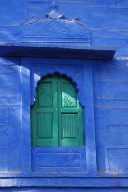 Mavi bir evin penceresi; Brahmapuri; Jodhpur; Rajasthan; Hindistan