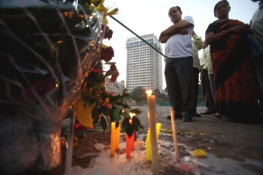 26 Kasım 2008 'de Bombay Mumbai, Maharashtra, Hindistan' da insanlar Hindistan geçidinde mum yakıyor ve Deccan Mücahitlerin terör saldırılarına kurban gidiyorlar.   