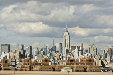 Manhattan silueti Brooklyn Köprüsü 'nden aşağı, Manhattan, New York, ABD