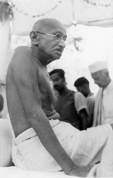 Махатма Ганди. Тхаккар Бапа и другие после беспорядков между индусами и мусульманами в Восточной Бенгалии 