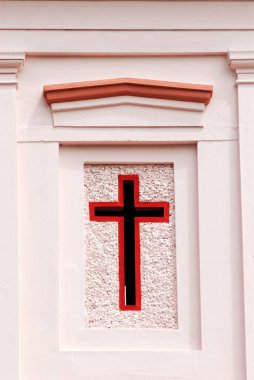 Basit bir haç, Hristiyanlığın en eski sembolü renkli bir şekilde kilise duvarına boyanmış, Madurai, Tamil Nadu, Hindistan 