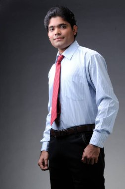 Resmi giyinmiş yakışıklı Hintli adam.