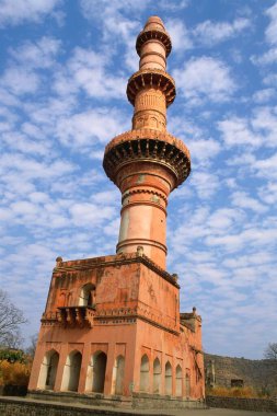 Chand Minar ve bulutlu gökyüzü, Daulatabad, Aurangabad, Maharashtra, Hindistan 