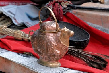 Bakır esrar ve tavus kuşu tüyü, Hindistan