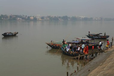 Hooghly Nehri 'nde tahta kayıklar, Kolkata, Batı Bengal, Hindistan, Asya 