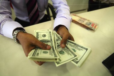 Adam bize dolar gösteriyor, kapat.