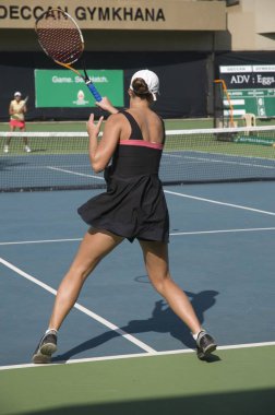 RURE, INDIA - Aralık 2010: Pune, Maharashtra, Hindistan 'da Tenis Oynayan Kadın.
