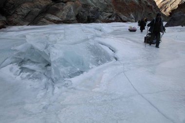 Bagaj taşıyan insanlar, Chadar Trek, ladakh, jammu ve kaşmir, Hindistan, Asya 