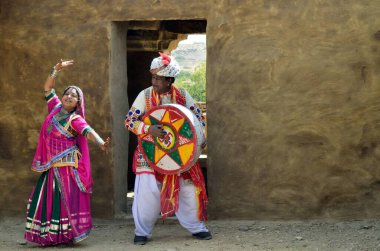 Kadınla halk şarkıcısı Hindistan Asya 'da Rajasthan dansı yapıyor. 