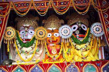 Lord Jaganath, Subhadra ve Balabhadra 'nın heykelleri, Puri, Orissa, Hindistan 