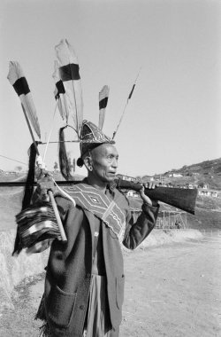 Tirap bölgesindeki Wancho kabilesinin reisi Wanchos baş avcıları, Arunachal Pradesh, Hindistan 1982  