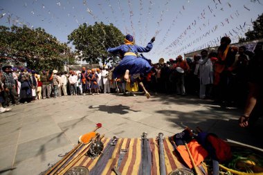 Nihang veya Sih savaşçısı, Hindistan 'ın Rupnagar bölgesindeki Anandpur sahib' de düzenlenen Hola Mohalla kutlamalarında kılıç ve kalkanla gösteri yapıyor. 