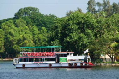 Kollam, Kerala, Hindistan 'daki Ashtamudi Gölü' nde turist teknesi. 