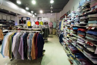 Andheri, Bombay Mumbai, Maharashtra, Hindistan 'daki Yağmacılar mağazasında erkekler bölümünde giysi sergileniyor. 