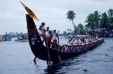 Nehru Tekne Yarışı Festivalleri; onam Yılan Tekne Yarışı; Haripad Subramanya Tapınağı için jalostavam; Alappuzha; Kerala; Hindistan