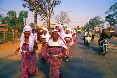 Imphal kasabasında yolda koşan kadınlar; Imphal; Manipur; Kuzey Doğu Hindistan; Hindistan