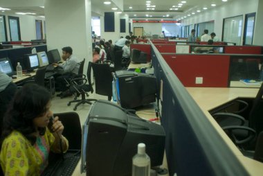 Hindistan 'ın Bombay Mumbai, Maharashtra, Hindistan' daki Multi Emtia Borsasında çalışan insanlar..